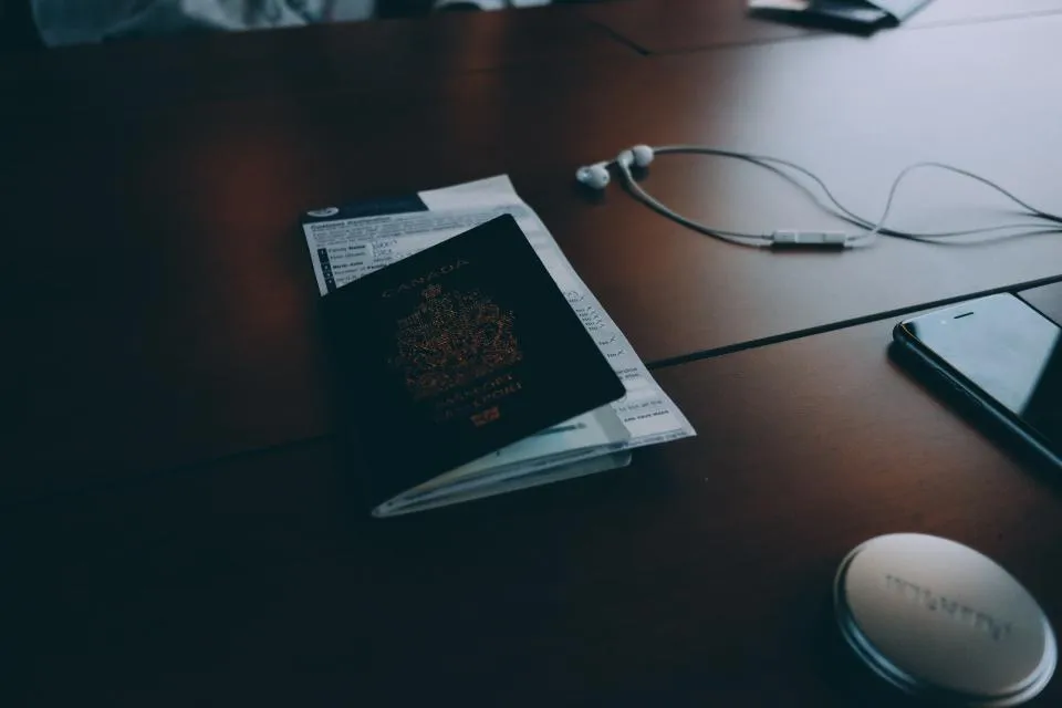 Passaporte e objetos de viagem sobre uma mesa