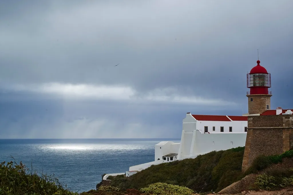 Falésias sobre o oceano Atlântico na região de Sagres, Algarve